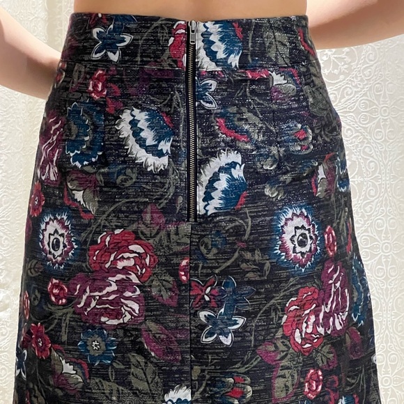 FANCY SPARKLE FLORAL MINI SKIRT👑💍🧚🏻‍♀️ - Picture 3 of 4